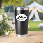 Name des Trauzeugen Thermobecher<br><div class="desc">Verschenken Sie Ihrem Trauzeuge diesen trendigen und personalisierten,  rostfreien Edelstahl,  Thermalwäscher,  personalisiert mit seinem eigenen Namen in schwarz,  stilisiert Drehbuch in einem weißen,  ovalen Design auf einem schwarzen Hintergrund. Personalisieren Sie Ihren Schuster,  indem Sie den Namen Ihres Trauzeugen bearbeiten und ersetzen. Wählen Sie Ihre Taumelfarbe.</div>