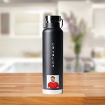 Name Foto Schwarz-weiß Typ Trinkflasche<br><div class="desc">Weißer Text auf einer schwarzen Flasche gedruckt. Personalisieren und fügen Sie Ihren Namen und ein Profil-Foto.</div>