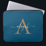 Name für Navy- und Gold-Monogram-Skripte Laptopschutzhülle<br><div class="desc">Notebook-Ärmel für Navy und Gold Monogram</div>