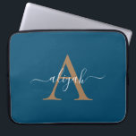 Name für Navy- und Gold-Monogram-Skripte Laptopschutzhülle<br><div class="desc">Notebook-Ärmel für Navy und Gold Monogram</div>