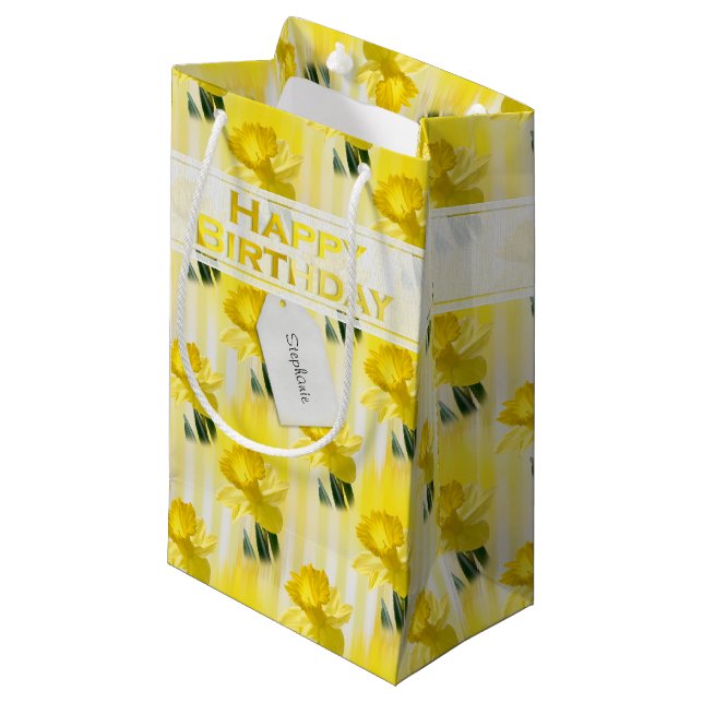 Name "Happy Birthday" Gelbe Daffodils Fotografie Kleine Geschenktüte (Vorderseite Schrägansicht)
