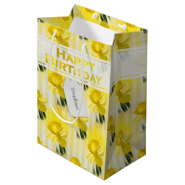 Name "Happy Birthday" Gelbe Daffodils Fotografie Mittlere Geschenktüte (Vorderseite Schrägansicht)
