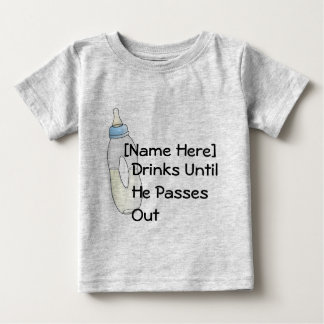 [Name hier] Getränke, bis er heraus überschreitet Baby T-shirt