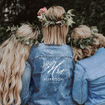 Name & Hochzeitstag von Frau Script Bride Jeansjacke<br><div class="desc">Liebe blüht auf unerwartete Weise! Unsere Bride-Skript Blumenstrauß Hochzeit Denim Jacke mit Blumenstrauß in der Hand gezeichnet Blumenstrauß. Entworfen, um den Kopf an Ihren besonderen Tag drehen zu lassen. Egal ob Sie eine Trendsetter Braut sind oder das perfekte Geschenk für die Braut suchen, diese Jacke ist eine Must-Have Ergänzung zu...</div>