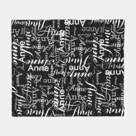 Name in weißem Überall in schwarz gedruckt Fleecedecke