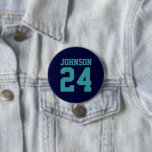 Name Jersey, Navy und Aquamarin Athlete<br><div class="desc">Freuen Sie sich auf Ihr Lieblings-Sportteam, Ihren Fußballspieler oder zeigen Sie einfach Ihren Schulstolz mit einem personalisierten Spirituosenknopf! Fügen Sie Ihren Schulnamen hinzu oder personalisieren Sie ihn mit einem Spielernamen und Jersey-Nummer. Ideal für Fußball, Basketball, Baseball und Fußball! Erstellen Sie individuelle Buttone für das ganze Team, Cheerleader, Eltern und Geschwister,...</div>