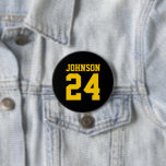 Name Jersey Nummer für Schwarz und Gelb<br><div class="desc">Freuen Sie sich auf Ihr Lieblings-Sportteam, Ihren Fußballspieler oder zeigen Sie einfach Ihren Schulstolz mit einem personalisierten Spirituosenknopf! Fügen Sie Ihren Schulnamen hinzu oder personalisieren Sie ihn mit einem Spielernamen und Jersey-Nummer. Ideal für Fußball, Basketball, Baseball und Fußball! Erstellen Sie individuelle Buttone für das ganze Team, Cheerleader, Eltern und Geschwister,...</div>