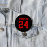 Name Jersey Nummer für Schwarz und Rot<br><div class="desc">Freuen Sie sich auf Ihr Lieblings-Sportteam, Ihren Fußballspieler oder zeigen Sie einfach Ihren Schulstolz mit einem personalisierten Spirituosenknopf! Fügen Sie Ihren Schulnamen hinzu oder personalisieren Sie ihn mit einem Spielernamen und Jersey-Nummer. Ideal für Fußball, Basketball, Baseball und Fußball! Erstellen Sie individuelle Buttone für das ganze Team, Cheerleader, Eltern und Geschwister,...</div>