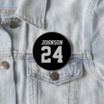 Name Jersey Nummer Schwarz und Grau Athlete<br><div class="desc">Freuen Sie sich auf Ihr Lieblings-Sportteam, Ihren Fußballspieler oder zeigen Sie einfach Ihren Schulstolz mit einem personalisierten Spirituosenknopf! Fügen Sie Ihren Schulnamen hinzu oder personalisieren Sie ihn mit einem Spielernamen und Jersey-Nummer. Ideal für Fußball, Basketball, Baseball und Fußball! Erstellen Sie individuelle Buttone für das ganze Team, Cheerleader, Eltern und Geschwister,...</div>