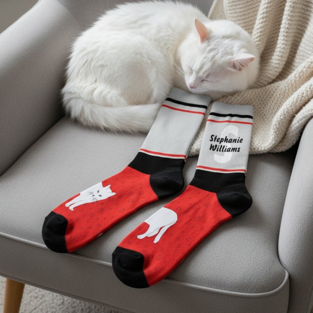 Name mit Monogramm gestreifte weiße Katzen-Crew-So Socken (Fun personalized crew socks for cat lovers. Featuring a cute white cat illustration.)