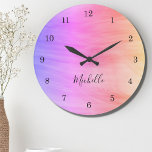 Name Monogram Pink Lila Large Clock Große Wanduhr<br><div class="desc">Diese farbenfrohe Wall Clock ist mit einem wirbelfarbenen,  rosa und lila Muster dekoriert. Einfach mit Ihrem Namen oder Monogramm anpassbar. Verwenden Sie die Option Weitere anpassen,  um die Textgröße,  den Stil oder die Farbe zu ändern,  wenn Sie möchten.</div>