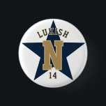 Name Nummer Star Navy Blue und Gold Veteran Button<br><div class="desc">Personalisiertes Lapel-Button mit editierbarer Nummer, Monogramm und Name in marineblau und metallischem Gold, für einen Geburtstag oder Gedenkstätte des Veteranen das geflochtene Seil aus www.vecteezy.com/free-vector/anchor-rope</div>