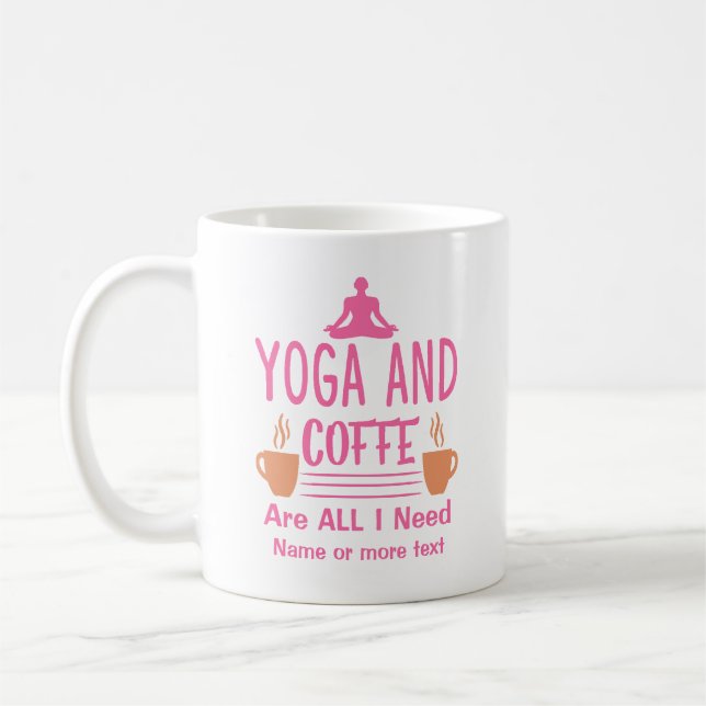 Name oder Text Yoga Benötigen Kaffee Pink Funny Kaffeetasse (Links)