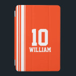 Name Orange/Weiß Sportbezeichnung Nummer ipcover iPad Mini Hülle<br><div class="desc">Orangefarbene und weiße Pad-Gehäuseabdeckung. In einem sportlichen Shirt Stil Anpassen mit dem Namen und besonderen Alter, Jahr oder Glückszahl Ihrer Wahl. Der Fall lautet derzeit: William 10. *Bitte beachten Sie, dass einige Namen aufgrund der Beschaffenheit des Schriftartes nicht immer passen. Ein perfektes Geschenk für einen lebendigen sportlichen Fan oder ein...</div>