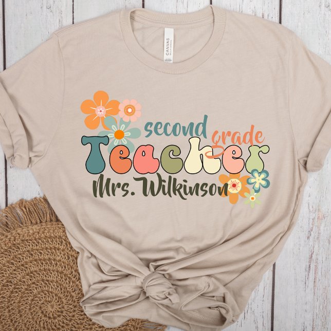 Name Retro Groovy Zurück zur Schule Lehrerin T-Shirt (Von Creator hochgeladen)