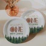 Name Rustic One Happy Camper Pappteller<br><div class="desc">Niedlicher und einzigartiger Holzhauser 1-1 Happy Camping Wald 1. Geburtstag individuelle Name Papier Teller. Personalisierbar</div>