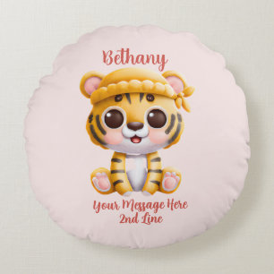 Name Text hinzufügen, Baby Tiger mit Hut auf Pink  Rundes Kissen