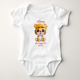 Name Text hinzufügen, Baby Tiger mit Hut auf Pink Strampler