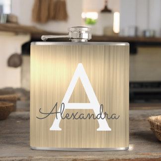 Name und Anfangsbuchstabe des goldgegossenen Metal Flachmann