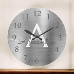 Name und Anfangsbuchstabe des Silver Metallic Mono Große Wanduhr<br><div class="desc">Silber Imitate Metallischer Monogrammname und Anfangsservierung der Wall-Uhr. Die Wall-Uhr ist das ideale Geschenk für jemanden,  der silberne Edelstahl Liebe.</div>