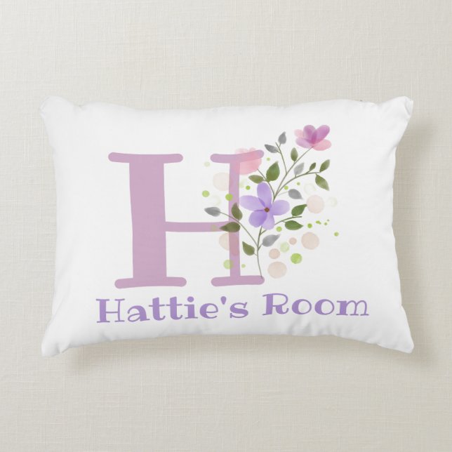 Name und Initial für ein Blumendesign. Hübsch Dekokissen (Vorderseite)