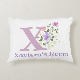 Name und Initial für ein Blumendesign. Hübsch Dekokissen
