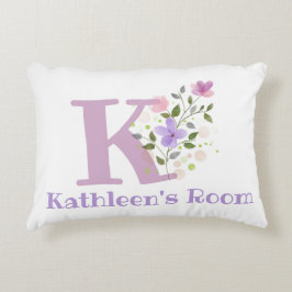 Name und Initial für ein Blumendesign. Hübsch Dekokissen