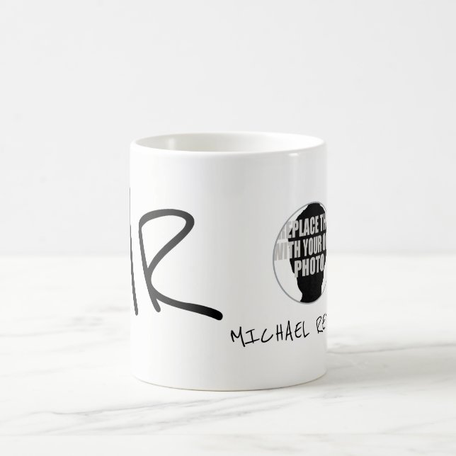Name und Initialen mit Foto b/w Tasse (Mittel)