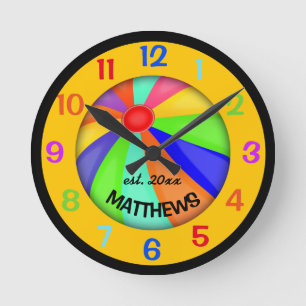 Name und Jahr des personalisierten Beach Ball Runde Wanduhr