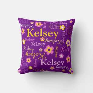 Name und lila rosa gelbes Kissen des Blumentextes