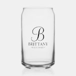 Name und Monogramm der personalisierten Bridesmaid Dosenglas<br><div class="desc">Elegante Personalisierte Bridesmaid-Geschenke mit personalisiertem Monogramm im eleganten,  schwarz-Script-Schriftart-Stil mit Name und Titel der Brautjungfrau im klassischen Serif-Schriftart-Stil. Auch perfekt für Trauzeugen,  Trauzeuge,  Brautvater,  Trauzeugin,  Blume Mädchen,  Brautmutter und mehr.</div>
