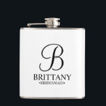 Name und Monogramm der personalisierten Bridesmaid Flachmann<br><div class="desc">Elegante Personalisierte Bridesmaid-Geschenke mit personalisiertem Monogramm im eleganten,  schwarz-eleganten Script-Schriftart-Stil mit Name und Titel der Brautjungfrau im klassischen Serif-Schriftart-Stil auf weißem Hintergrund. Auch perfekt für Trauzeugin,  Blume Mädchen,  Mutter der Braut und mehr.</div>