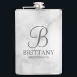 Name und Monogramm der personalisierten Bridesmaid Flachmann<br><div class="desc">Elegante Personalisierte Bridesmaid-Geschenke mit personalisiertem Monogramm in grau-elegantem Schriftart-Stil mit Name und Titel der Brautjungfrau im klassischen Serif-Schriftart-Stil auf weißem Marmorboden. Auch perfekt für Trauzeugin,  Mutter der Braut und mehr.</div>