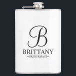 Name und Monogramm der personalisierten Bridesmaid Flachmann<br><div class="desc">Elegante Personalisierte Bridesmaid-Geschenke mit personalisiertem Monogramm im eleganten,  schwarz-eleganten Script-Schriftart-Stil mit Name und Titel der Brautjungfrau im klassischen Serif-Schriftart-Stil auf weißem Hintergrund. Auch perfekt für Trauzeugin,  Mutter der Braut und mehr.</div>