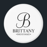Name und Monogramm der personalisierten Bridesmaid Magnet<br><div class="desc">Elegante Personalisierte Bridesmaid-Geschenke in Schwarz und Weiß mit personalisierten Monogrammen im eleganten,  schwarz- Schriftart-Stil mit Name und Titel der Brautjungfrau in klassischem Serif-Schriftart-Stil auf weißem Hintergrund. Auch perfekt für Trauzeugen,  Trauzeuge,  Brautvater,  Trauzeugin,  Blume Mädchen,  Brautmutter und mehr.</div>
