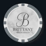 Name und Monogramm der personalisierten Bridesmaid Pokerchips<br><div class="desc">Elegante Personalisierte Bridesmaid-Geschenke mit personalisiertem Monogramm in grau-elegantem Schriftart-Stil mit Name und Titel der Brautjungfrau im klassischen Serif-Schriftart-Stil auf weißem Marmorboden. Auch perfekt für Trauzeugen, Trauzeuge, Brautvater, Trauzeugin, Blume Mädchen, Brautmutter und mehr. Bitte beachten Sie: Die Marmordetails werden im Kunstwerk simuliert. Bei der Herstellung dieses Produktes wird kein Marmor verwendet...</div>