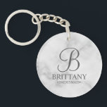 Name und Monogramm der personalisierten Bridesmaid Schlüsselanhänger<br><div class="desc">Elegante Personalisierte Bridesmaid-Geschenke mit personalisiertem Monogramm in grau-elegantem Schriftart-Stil mit Name und Titel der Brautjungfrau im klassischen Serif-Schriftart-Stil auf weißem Marmorboden. Auch perfekt für Trauzeugen, Trauzeuge, Brautvater, Trauzeugin, Blume Mädchen, Brautmutter und mehr. Bitte beachten Sie: Die Marmordetails werden im Kunstwerk simuliert. Bei der Herstellung dieses Produktes wird kein Marmor verwendet...</div>
