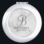 Name und Monogramm der personalisierten Bridesmaid Taschenspiegel<br><div class="desc">Elegante Personalisierte Bridesmaid-Geschenke mit personalisiertem Monogramm in grau-elegantem Schriftart-Stil mit Name und Titel der Brautjungfrau im klassischen Serif-Schriftart-Stil auf weißem Marmorboden. Auch perfekt für Trauzeugin,  Blume Mädchen,  Mutter der Braut und mehr. Bitte beachten Sie: Die Marmordetails werden im Kunstwerk simuliert. Bei der Herstellung dieses Produktes wird kein Marmor verwendet</div>