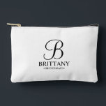 Name und Monogramm der personalisierten Bridesmaid Zubehörtasche<br><div class="desc">Elegante Personalisierte Bridesmaid-Geschenke in Schwarz und Weiß mit personalisierten Monogrammen im eleganten,  schwarz- Schriftart-Stil mit Name und Titel der Brautjungfrau in klassischem Serif-Schriftart-Stil auf weißem Hintergrund. Auch perfekt für Trauzeugin,  Blume Mädchen,  Mutter der Braut und mehr.</div>