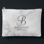 Name und Monogramm der personalisierten Bridesmaid Zubehörtasche<br><div class="desc">Elegante Personalisierte Bridesmaid-Geschenke in Schwarz und Weiß mit personalisierten Monogramm im Stil eines grauen,  eleganten Drehbuch-Schriftartes mit Name und Titel der Brautjungfrau im klassischen Serif-Schriftart-Stil auf weißem Marmor-Hintergrund. Auch perfekt für Trauzeugin,  Blume Mädchen,  Mutter der Braut und mehr.</div>
