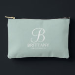 Name und Monogramm der personalisierten Bridesmaid Zubehörtasche<br><div class="desc">Elegante Personalisierte Bridesmaid-Geschenke in Schwarz und Weiß mit personalisierten Monogrammen im eleganten Schriftart-Stil mit dem Namen und dem Titel der Brautjungfrau im klassischen Serif-Schriftart-Stil auf schlauem,  grünem Hintergrund. Auch perfekt für Trauzeugin,  Blume Mädchen,  Mutter der Braut und mehr.</div>