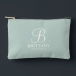 Name und Monogramm der personalisierten Bridesmaid Zubehörtasche<br><div class="desc">Elegante Personalisierte Bridesmaid-Geschenke in Schwarz und Weiß mit personalisierten Monogrammen im eleganten Schriftart-Stil mit dem Namen und dem Titel der Brautjungfrau im klassischen Serif-Schriftart-Stil auf schlauem, grünem Hintergrund. Auch perfekt für Trauzeugin, Blume Mädchen, Mutter der Braut und mehr.</div>