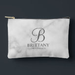 Name und Monogramm der personalisierten Bridesmaid Zubehörtasche<br><div class="desc">Elegante Personalisierte Bridesmaid-Geschenke in Schwarz und Weiß mit personalisierten Monogramm im Stil eines grauen,  eleganten Drehbuch-Schriftartes mit Name und Titel der Brautjungfrau im klassischen Serif-Schriftart-Stil auf weißem Marmor-Hintergrund. Auch perfekt für Trauzeugin,  Blume Mädchen,  Mutter der Braut und mehr.</div>