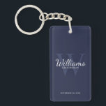 Name und Monogramm der Personalisierten Navy-Trauz Schlüsselanhänger<br><div class="desc">Fügen Sie Ihrer Hochzeit eine persönliche Touch mit personalisierten Trauzeugen Schlüsselanhänger hinzu. Dieser Schlüsselanhänger zeichnet sich durch den Namen des personalisierten Trauzeugen im Schriftart-Stil aus,  mit Hochzeitsdetails im klassischen Weiß-Serif-Schriftart und Monogramm im hellblau-klassischen Serif-Schriftart-Stil als Hintergrund auf marinebasischem Hintergrund. Auch perfekt für Trauzeuge,  Brautvater,  Ringträger und mehr.</div>