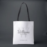 Name und Monogramm der personalisierten Trauzeuge<br><div class="desc">Fügen Sie eine persönliche Touch zu Ihrer Hochzeit mit personalisierten Trauzeugen zu Tasche. Diese Tasche zeigt den Namen des personalisierten Trauzeugen im Stil eines Schriftartes in Grau-Klassik mit Hochzeitsdetails in Grau-Klassik-Serif-Schriftart und Monogramm in hellgrau-klassischem Serif-Schriftart-Stil als Hintergrund,  auf weißem Hintergrund. Auch perfekt für Trauzeuge,  Brautvater,  Ringträger und mehr.</div>