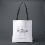 Name und Monogramm der personalisierten Trauzeuge<br><div class="desc">Fügen Sie eine persönliche Touch zu Ihrer Hochzeit mit personalisierten Trauzeugen zu Tasche. Diese Tasche zeigt den Namen des personalisierten Trauzeugen im Stil eines Schriftartes in Grau-Klassik mit Hochzeitsdetails in Grau-Klassik-Serif-Schriftart und Monogramm in hellgrau-klassischem Serif-Schriftart-Stil als Hintergrund,  auf weißem Hintergrund. Auch perfekt für Trauzeuge,  Brautvater,  Ringträger und mehr.</div>