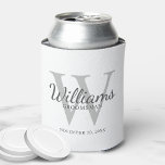 Name und Monogramm der personalisierten Trauzeuge Dosenkühler<br><div class="desc">Fügen Sie eine persönliche Touch zu Ihrer Hochzeit mit personalisierten Trauzeugen kann kühler. Dieser kann den Namen des personalisierten Trauzeugen im Stil des Schriftartes mit grauem und den Details der Hochzeit in Grau-Klassik-Serif-Schriftart und Monogramm in hellgrau-klassischem Serif-Schriftart als Hintergrund auf weißem Hintergrund darstellen. Auch perfekt für Trauzeuge, Brautvater, Ringträger und...</div>