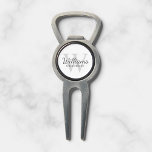 Name und Monogramm der personalisierten Trauzeuge Pitchgabel<br><div class="desc">Fügen Sie eine persönliche Touch zu Ihrer Hochzeit mit personalisierten Trauzeugen divot Tool. Dieses Divot-Tool zeigt den Namen des personalisierten Trauzeugen im Schriftart-Stil mit grauem klassischem Script mit Hochzeitsdetails im Stil des klassischen Serif-Schriftartes und Monogramm in einem hellgrau-klassischen Serif-Schriftart als Hintergrund auf weißem Hintergrund. Auch perfekt für Trauzeuge, Brautvater, Ringträger...</div>