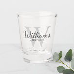 Name und Monogramm der personalisierten Trauzeuge Schnapsglas<br><div class="desc">Fügen Sie Ihrer Hochzeit eine persönliche Touch mit personalisierten Trauzeugen Schuss Glas. Dieses Shot-Glas zeigt den Namen des personalisierten Trauzeugen im Stil eines Schriftartes in Grau-Klassik mit Hochzeitsdetails in Grau-Klassik-Serif-Schriftart-Stil und Monogramm in hellgrau klassischen Serif-Schriftart-Stil als Hintergrund. Auch perfekt für Trauzeuge,  Brautvater,  Ringträger und mehr.</div>