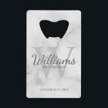 Name und Monogramm der personalisierten Trauzeugen Geldbeutel Flaschenöffner<br><div class="desc">Fügen Sie Ihrer Hochzeit eine persönliche Touch mit personalisierten Trauzeugen Kreditkarten Flaschenöffner hinzu. Dieser Flaschenöffner zeigt den Namen des personalisierten Trauzeugen im Stil eines Schriftartes mit grauem Schriftart und ist mit Hochzeitsdetails im klassischen Serifenstil und Monogramm in einem hellgrau-klassischen Serif-Schriftart-Stil auf weißem Marmorhintergrund versehen. Auch perfekt für Trauzeuge, Brautvater, Ringträger...</div>